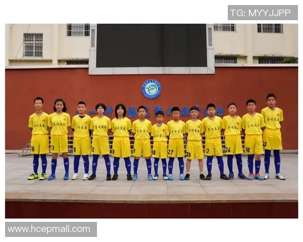 男孩追星梦实现足球明星亲笔签名感动瞬间分享