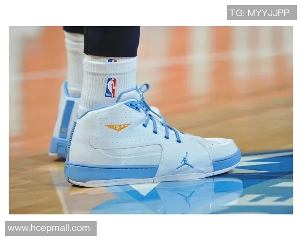 足球明星亲自签名球鞋展现个性魅力与运动精神的完美结合